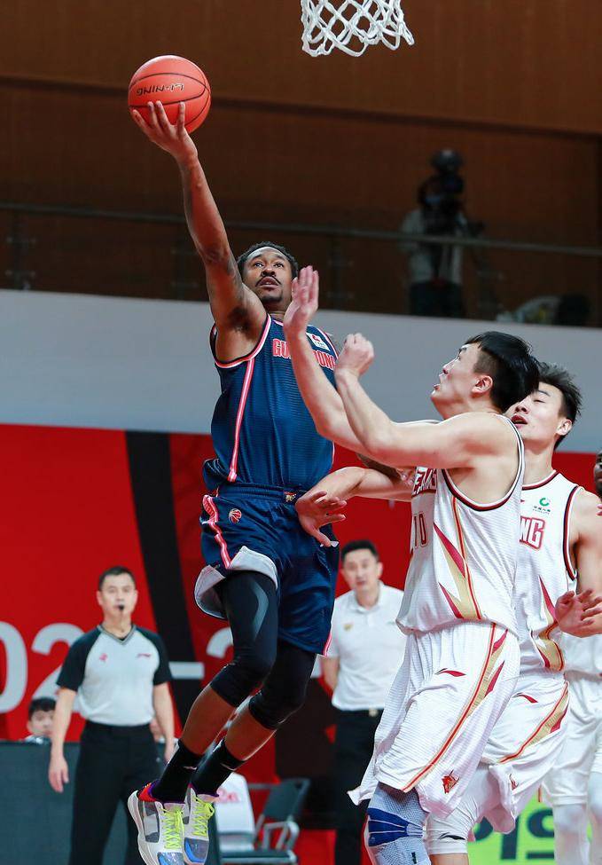 关于斯图加特训练开放日，国际比赛日刷新队史纪录引欢呼，CBA常规赛在即，身体对抗强度拉满的信息